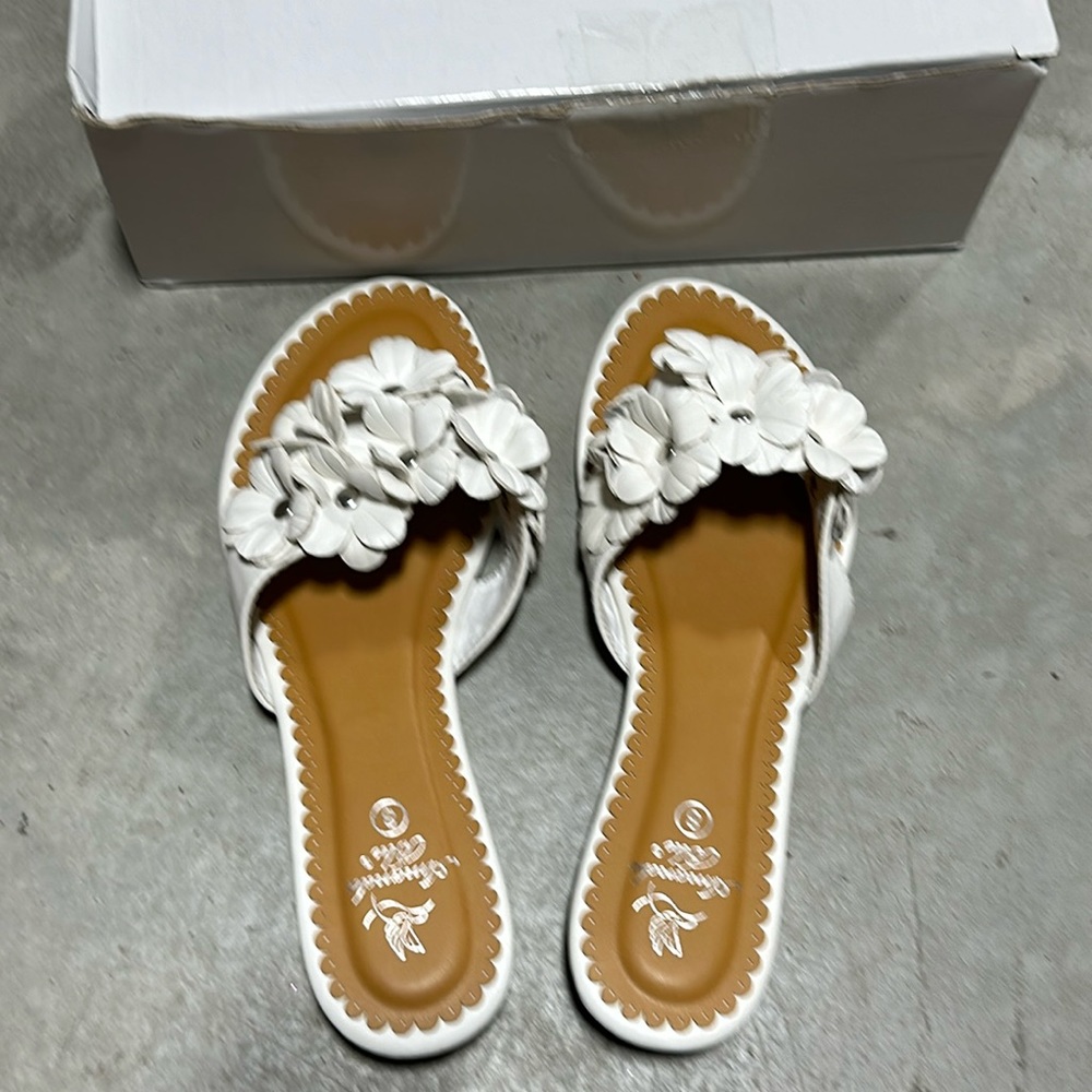 Amanda Blu Sandals for Women / NWT / Size‎ 8M / Ww-24
